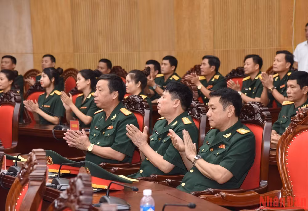 Các cán bộ thuộc Bộ Tư lệnh Quân khu 4 tham dự buổi làm việc.