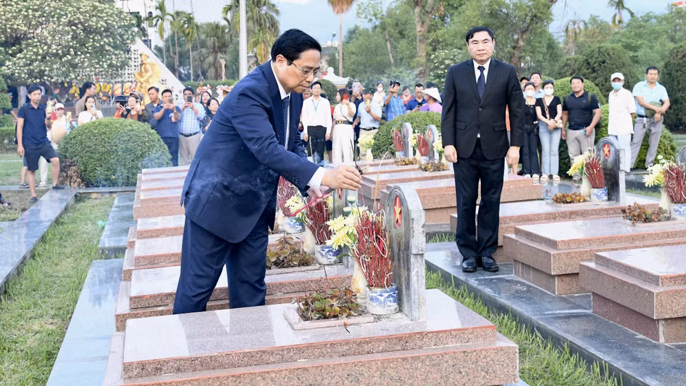 Thủ tướng Phạm Minh Chính dâng hương tại các phần mộ liệt sĩ ở Nghĩa trang Liệt sĩ quốc gia A1.