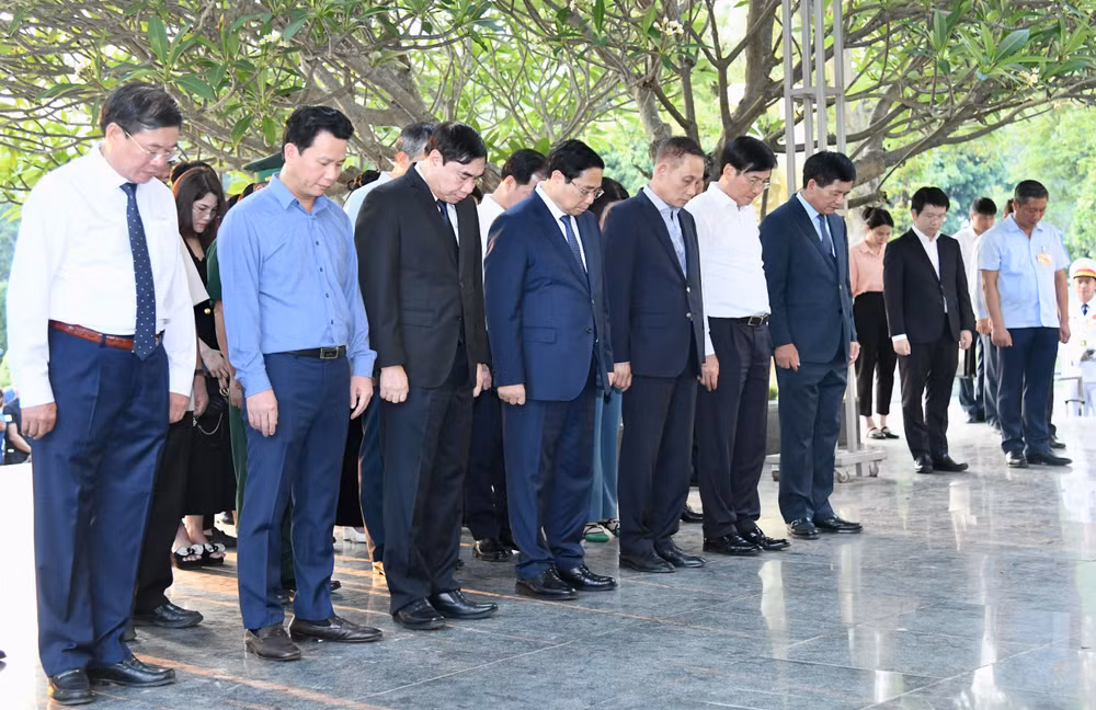 Thủ tướng Phạm Minh Chính và các đồng chí lãnh đạo dành một phút mặc niệm tưởng nhớ các Anh hùng liệt sĩ tại Nghĩa trang Liệt sĩ quốc gia A1.