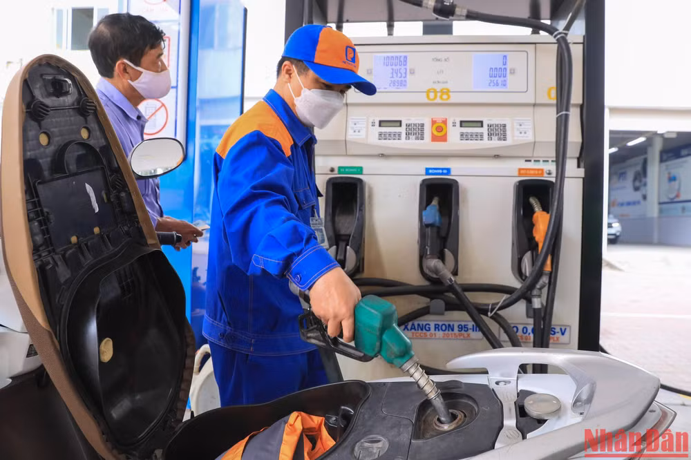 Với mức chiết khấu thấp bằng 0 đồng/lít, thậm chí âm như hiện nay, nhiều đại lý bán lẻ xăng dầu đang lâm vào tình trạng càng bán càng lỗ, thậm chí đứng trước nguy cơ phá sản. (Ảnh minh họa: THÀNH ĐẠT)
