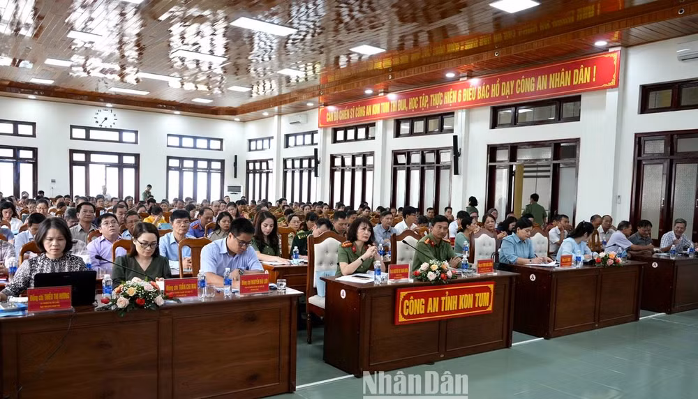 Các đại biểu tham dự hội nghị.