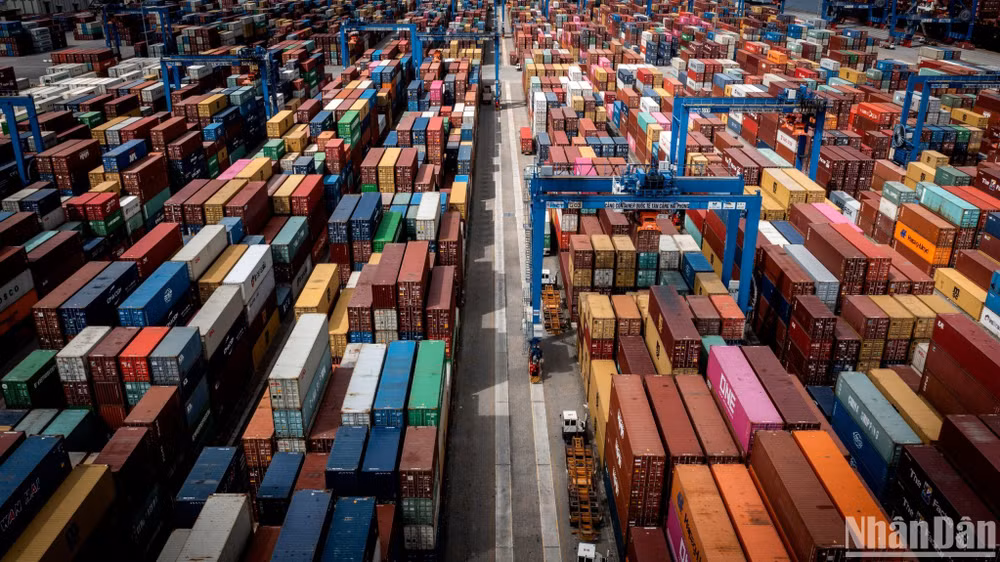 Bốc dỡ container tại cảng Đình Vũ (Hải Phòng). (Ảnh minh họa: THÀNH ĐẠT)