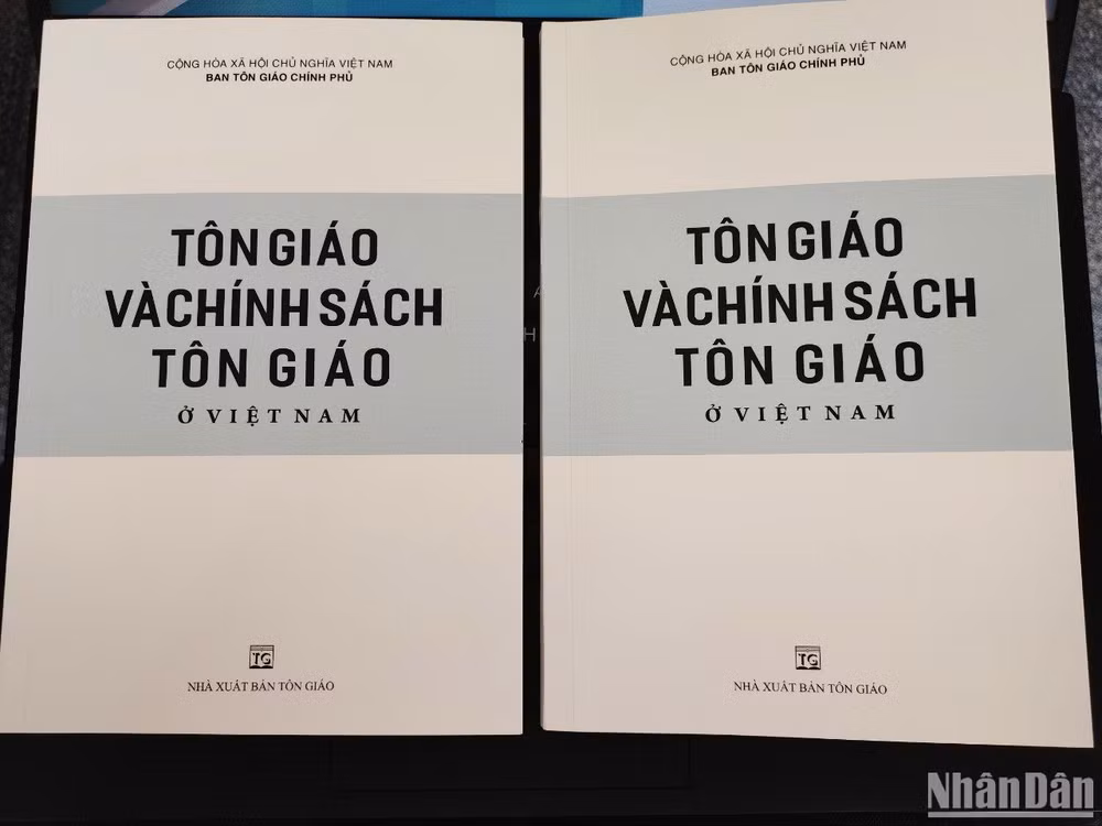 Sách trắng “Tôn giáo và chính sách tôn giáo ở Việt Nam”. (Ảnh: TRUNG HƯNG)