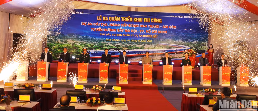 Thủ tướng Chính phủ Phạm Minh Chính cùng Phó Thủ tướng Chính phủ Trần Hồng Hà và lãnh đạo các Bộ, ngành Trung ương và tỉnh Ninh Thuận nhấn nút ra quân triển khai dự án.