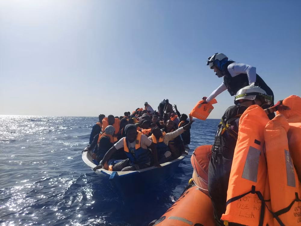 Hỗ trợ người di cư trên biển Địa Trung Hải. (Ảnh minh họa: SOS Mediterranee/Reuters)