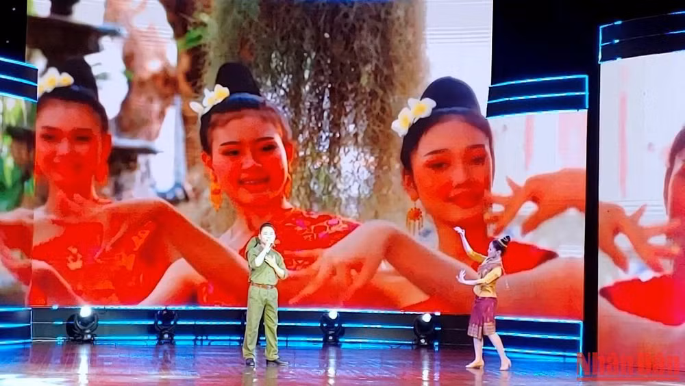 Hình ảnh những cô gái Sầm Nưa được khắc họa trên sân khấu chương trình. (Ảnh: TRUNG HƯNG)