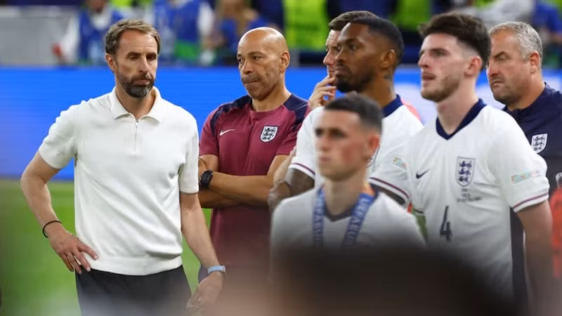 Huấn luyện viên Gareth Southgate và các thành viên tuyển Anh sau trận đấu. (Ảnh: Reuters) 