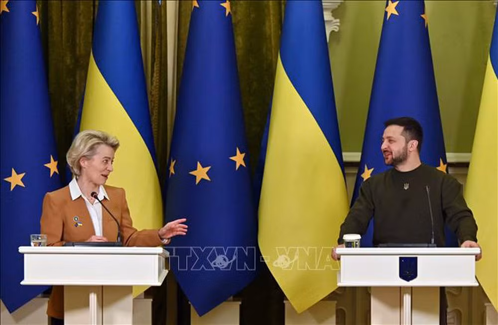 Chủ tịch Ủy ban châu Âu Ursula von der Leyen (trái) trong cuộc họp báo chung sau hội đàm với Tổng thống Ukraine Volodymyr Zelensky tại Kiev, ngày 2/2/2023. (Ảnh: AFP/TTXVN)