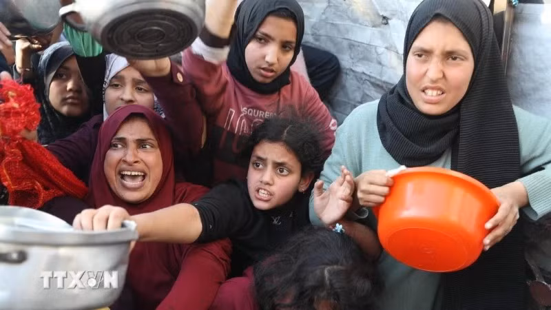 Người dân chờ nhận thức ăn cứu trợ tại Beit Lahia, miền bắc Dải Gaza ngày 22/3/2025. (Ảnh: THX/TTXVN)