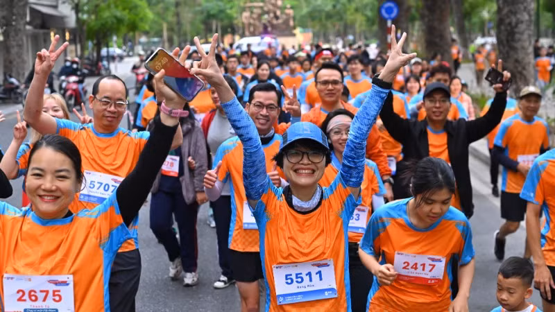 Bất chấp thời tiết gió rét, các vận động viên vẫn hào hứng tham gia giải chạy, lan tỏa thông điệp, cam kết mạnh mẽ nhằm chấm dứt bạo lực đối với phụ nữ và trẻ em gái.