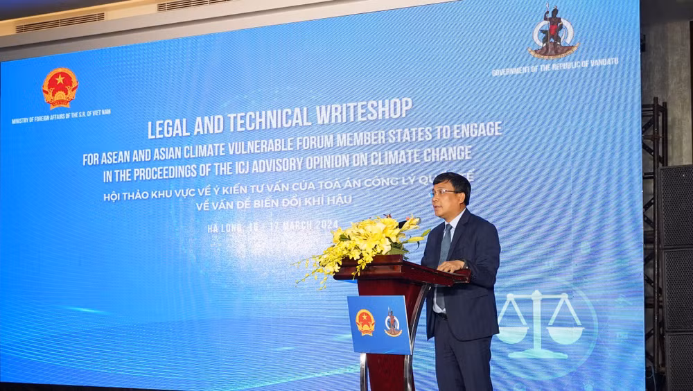 Thứ trưởng Thường trực Ngoại giao Nguyễn Minh Vũ phát biểu khai mạc hội thảo
