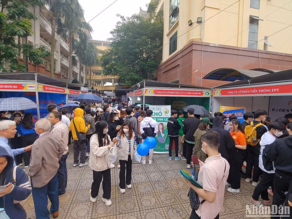 Ngày hội việc làm thu hút đông đảo các bạn sinh viên đến tìm kiếm cơ hội nghề nghiệp sau khi ra trường. (Ảnh: TRUNG HƯNG) Ngày hội việc làm thu hút đông đảo các bạn sinh viên đến tìm kiếm cơ hội nghề nghiệp sau khi ra trường. (Ảnh: TRUNG HƯNG)