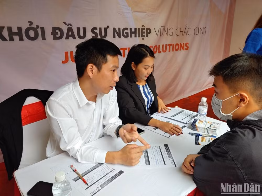 Các sinh viên được tư vấn trực tiếp về nghề nghiệp tại các gian hàng tuyển dụng trong khuôn khổ ngày hội. (Ảnh: TRUNG HƯNG) Các sinh viên được tư vấn trực tiếp về nghề nghiệp tại các gian hàng tuyển dụng trong khuôn khổ ngày hội. (Ảnh: TRUNG HƯNG)