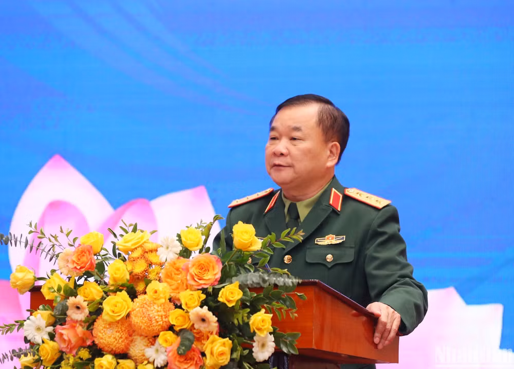 Thượng tướng Hoàng Xuân Chiến, Thứ trưởng Quốc phòng, phát biểu tại hội nghị.