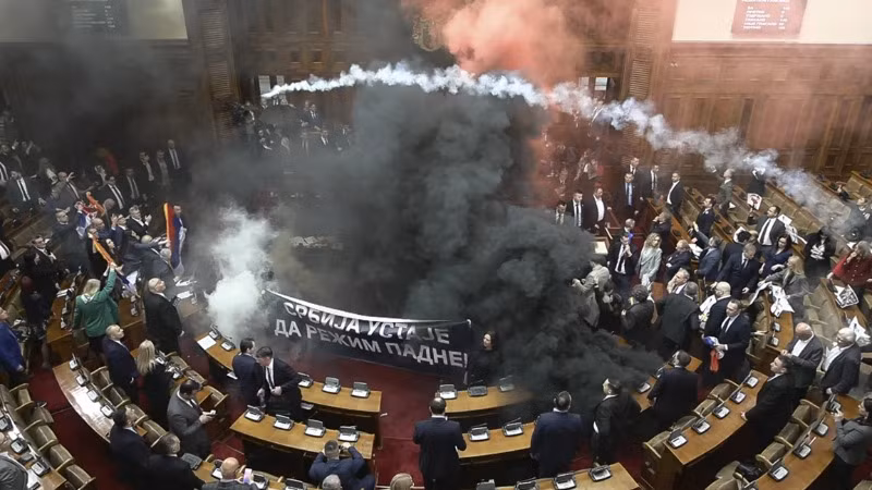 Pháo sáng và xả khí gas trong ngày khai mạc phiên họp mùa xuân của Quốc hội Serbia. (Ảnh: AP/TTXVN)