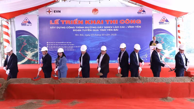 Các đại biểu thực hiện nghi thức triển khai thi công đường dây 500KV Lào Cai-Vĩnh Yên, đoạn tuyến qua tỉnh Yên Bái.