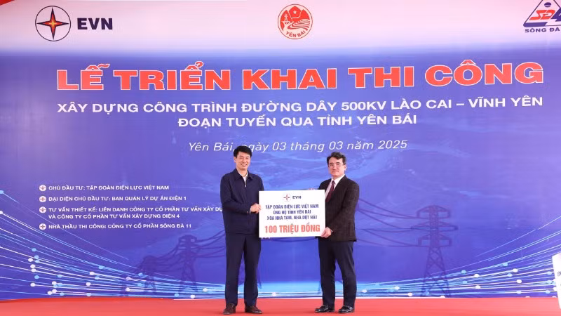 Đại diện EVN trao tặng tỉnh Yên Bái 100 triệu đồng ủng hộ tỉnh xóa nhà tạm, nhà dột nát.