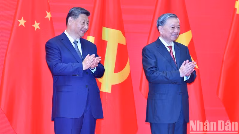 Tổng Bí thư Tô Lâm và Tổng Bí thư, Chủ tịch Trung Quốc Tập Cận Bình tại Gặp gỡ hữu nghị nhân dân Việt Nam-Trung Quốc. (Ảnh: ĐĂNG KHOA) 