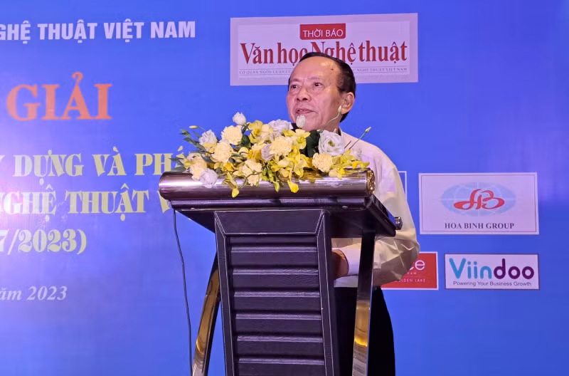 Tổng Biên tập Thời báo Văn học nghệ thuật Hoàng Dự tổng kết cuộc thi. Tổng Biên tập Thời báo Văn học nghệ thuật Hoàng Dự tổng kết cuộc thi.
