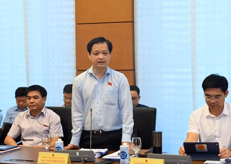 Đại biểu Nguyễn Hải Nam (Thừa Thiên Huế) phát biểu tại buổi họp tổ. (Ảnh: DUY LINH)
