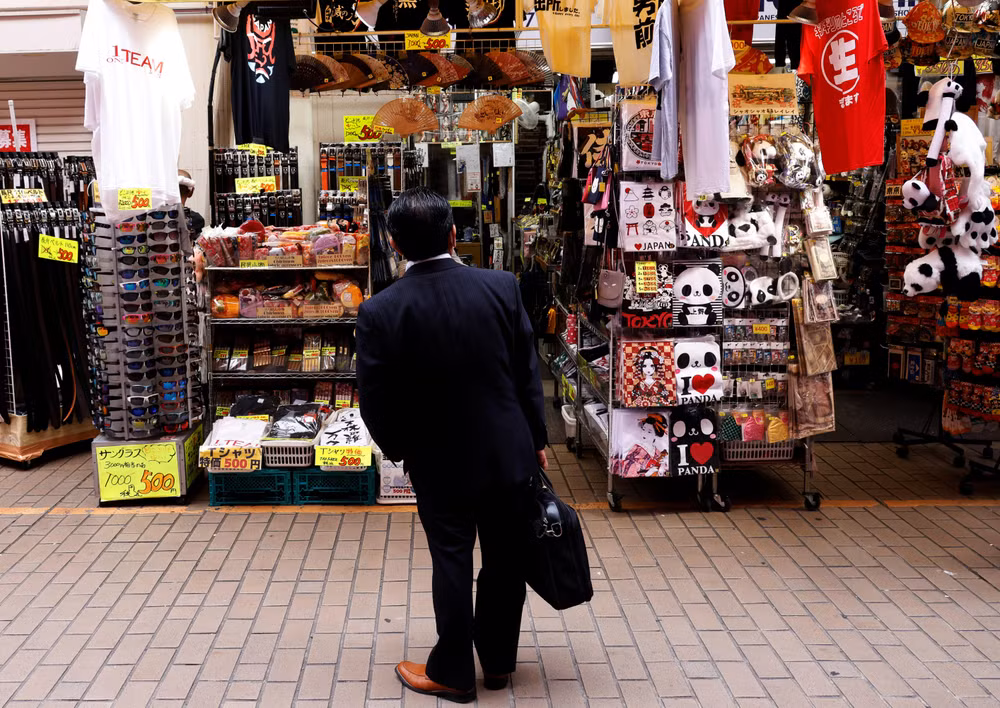 Hàng hóa trưng bày tại 1 cửa hàng ở khu mua sắm Ameyoko, Tokyo, Nhật Bản, ngày 20/5/2022. (Ảnh: Reuters)