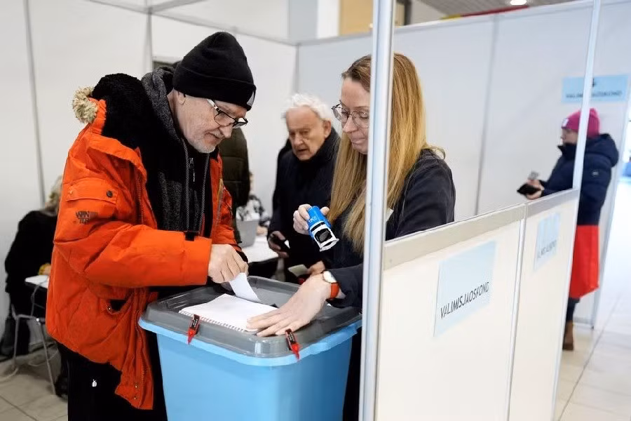 Cử tri tham gia bỏ phiếu trong cuộc bầu cử Estonia, ngày 5/3/2023. (Nguồn: Reuters)