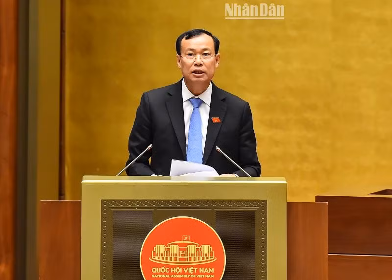 Ủy viên Ủy ban Thường vụ Quốc hội, Chủ nhiệm Ủy ban Quốc phòng và An ninh của Quốc hội Lê Tấn Tới trình bày Báo cáo giải trình, tiếp thu, chỉnh lý dự thảo Luật Phòng thủ dân sự. (Ảnh: THỦY NGUYÊN)