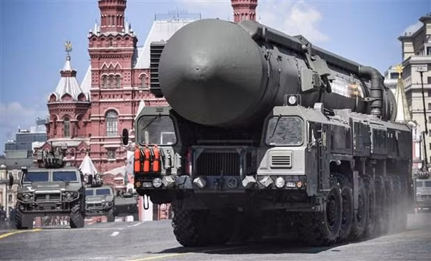 Tên lửa đạn đạo liên lục địa Yars RS-24 của Nga tham gia duyệt binh trên Quảng trường Đỏ ở Moskva. (Ảnh: AFP/TTXVN)