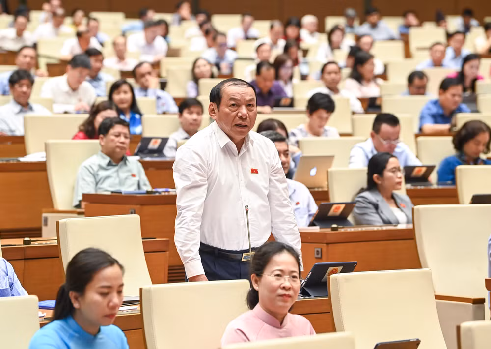 Bộ trưởng Văn hóa, Thể thao và Du lịch Nguyễn Văn Hùng giải trình, làm rõ ý kiến đại biểu Quốc hội nêu tại phiên thảo luận. (Ảnh: DUY LINH)
