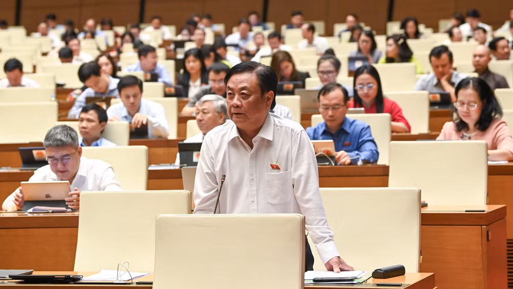 Bộ trưởng Nông nghiệp và Phát triển nông thôn Lê Minh Hoan giải trình, làm rõ một số nội dung đại biểu Quốc hội nêu tại phiên thảo luận. (Ảnh: DUY LINH)