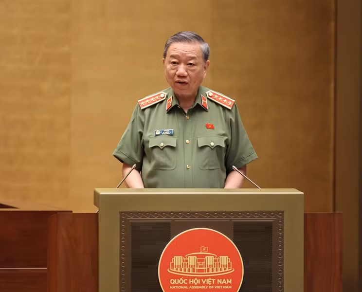 Bộ trưởng Công an Tô Lâm trình bày Tờ trình về dự án Luật Lực lượng tham gia bảo vệ an ninh, trật tự ở cơ sở. (Ảnh: DUY LINH) Bộ trưởng Công an Tô Lâm trình bày Tờ trình về dự án Luật Lực lượng tham gia bảo vệ an ninh, trật tự ở cơ sở. (Ảnh: DUY LINH)