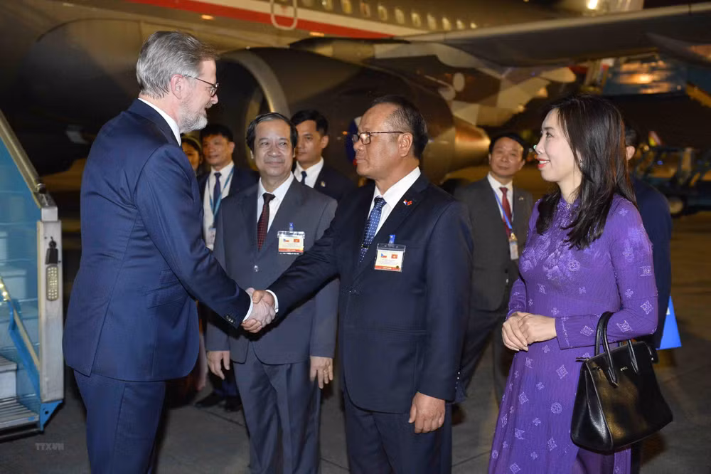 Lễ đón Thủ tướng Séc Petr Fiala tại Sân bay quốc tế Nội Bài. (Ảnh: Minh Đức/TTXVN) Lễ đón Thủ tướng Séc Petr Fiala tại Sân bay quốc tế Nội Bài. (Ảnh: Minh Đức/TTXVN)