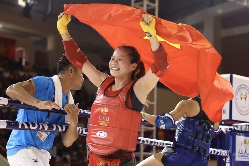 Triệu Thị Phương Thủy ăn mừng sau khi đánh bại võ sĩ chủ nhà Campuchia ở chung kết Kun Khmer nội dung đối kháng hạng 51kg nữ. (Ảnh: TTXVN)