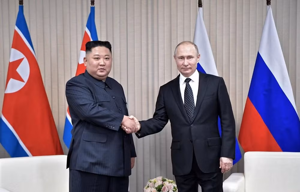 Tổng thống Nga Vladimir Putin (phải) và nhà lãnh đạo Triều Tiên Kim Jong Un tại cuộc gặp ở Vladivostok, Nga, ngày 25/4/2019. (Ảnh: AFP/TTXVN)