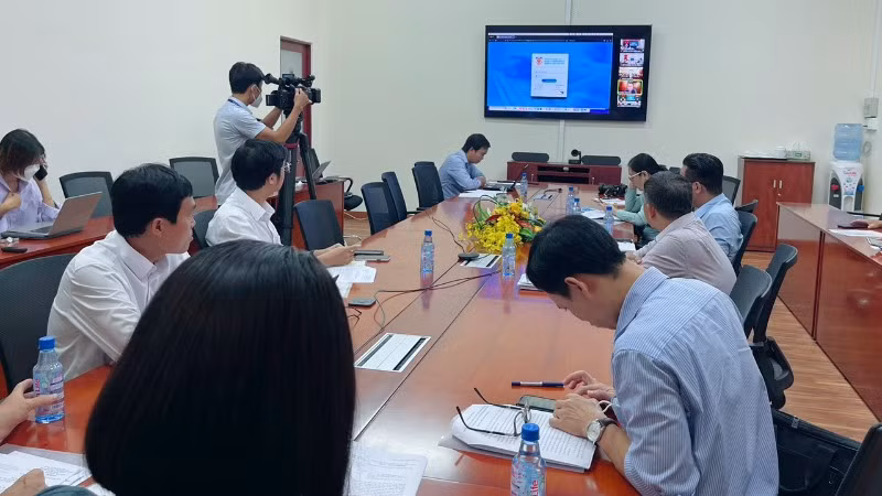 Cán bộ tư pháp các cấp cơ sở tại Thành phố Hồ Chí Minh được tập huấn trực tuyến triển khai chương trình khai thác, sử dụng dữ liệu số hóa sổ hộ tịch. (Ảnh: Sở Tư pháp Thành phố Hồ Chí Minh)