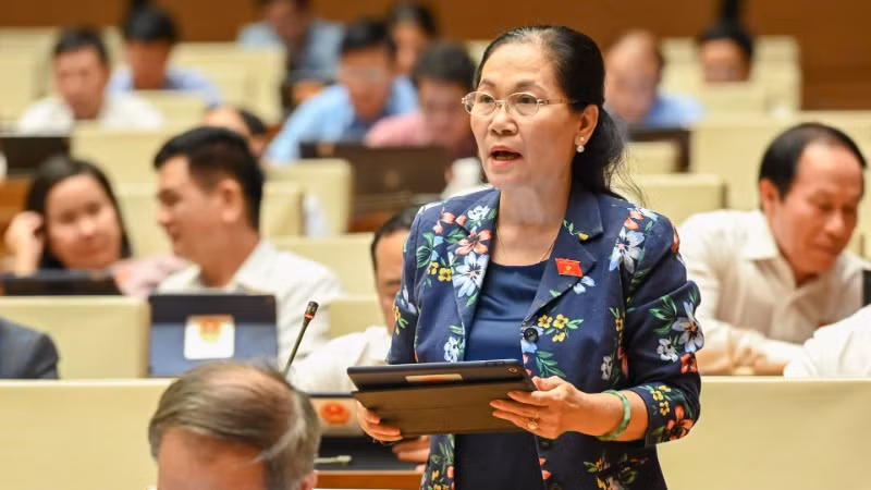 Đại biểu Quốc hội Nguyễn Thị Lệ - Phó Bí thư Thành ủy, Chủ tịch Hội đồng nhân dân Thành phố Hồ Chí Minh phát biểu. (Ảnh: BÙI GIANG)