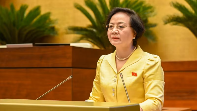 Bộ trưởng Nội vụ Phạm Thị Thanh Trà trình bày Tờ trình dự án Luật Cán bộ, công chức (sửa đổi). (Ảnh: BÙI GIANG)