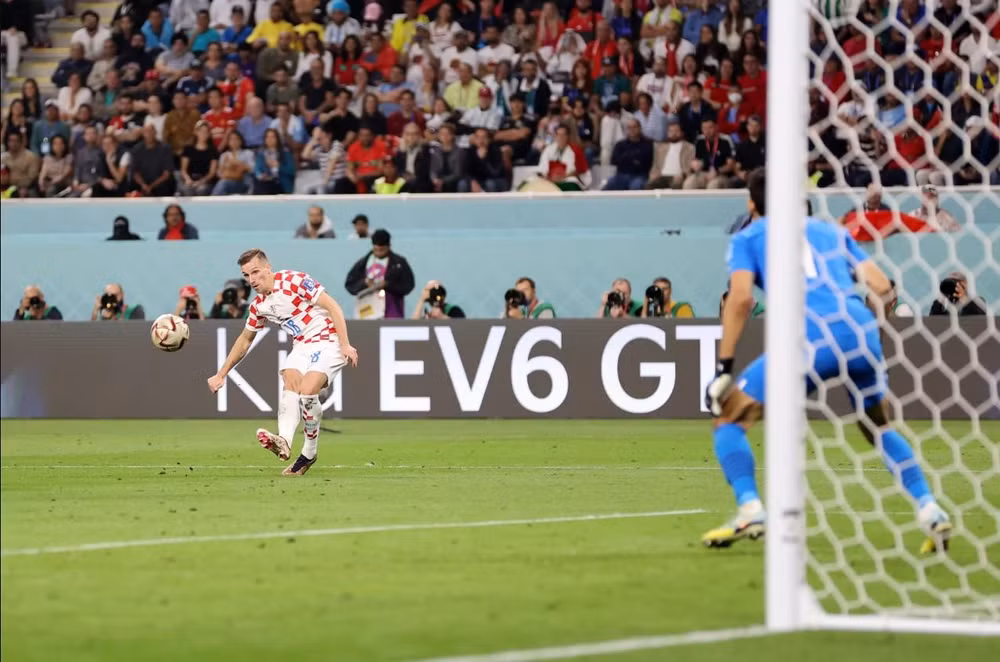 Siêu phẩm cứa lòng của Orsic đem về bàn thắng thứ hai cho Croatia trong hiệp 1. (Ảnh: FIFA)