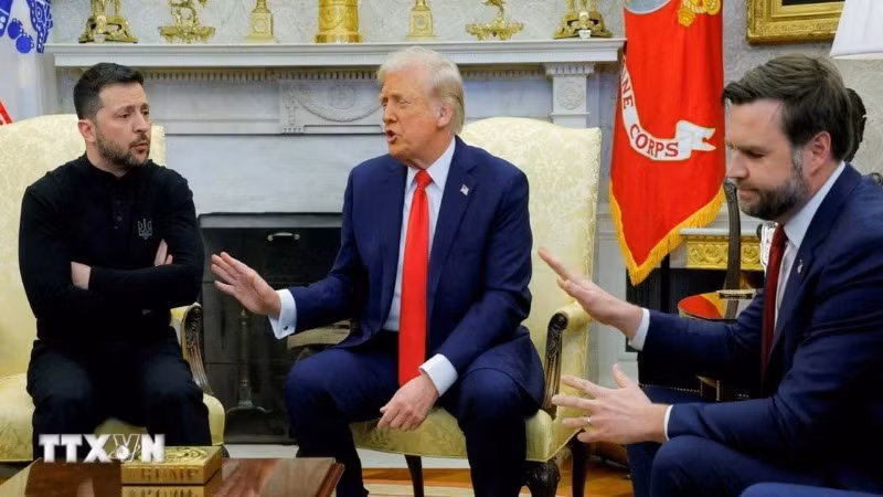 Tổng thống Mỹ Donald Trump (giữa) bất đồng quan điểm với Tổng thống Ukraine Volodymyr Zelensky (trái) về cuộc xung đột Nga-Ukraine trong hội đàm tại Nhà trắng, ngày 28/2/2025. (Ảnh: Reuters/TTXVN)