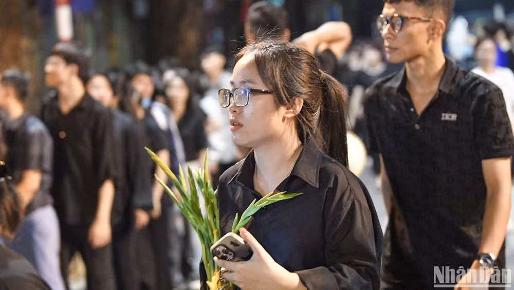 Người dân xếp hàng bên ngoài Nhà tang lễ quốc gia (số 5 Trần Thánh Tông, Hà Nội), chờ viếng Tổng Bí thư Nguyễn Phú Trọng, tối 25/7/2024.