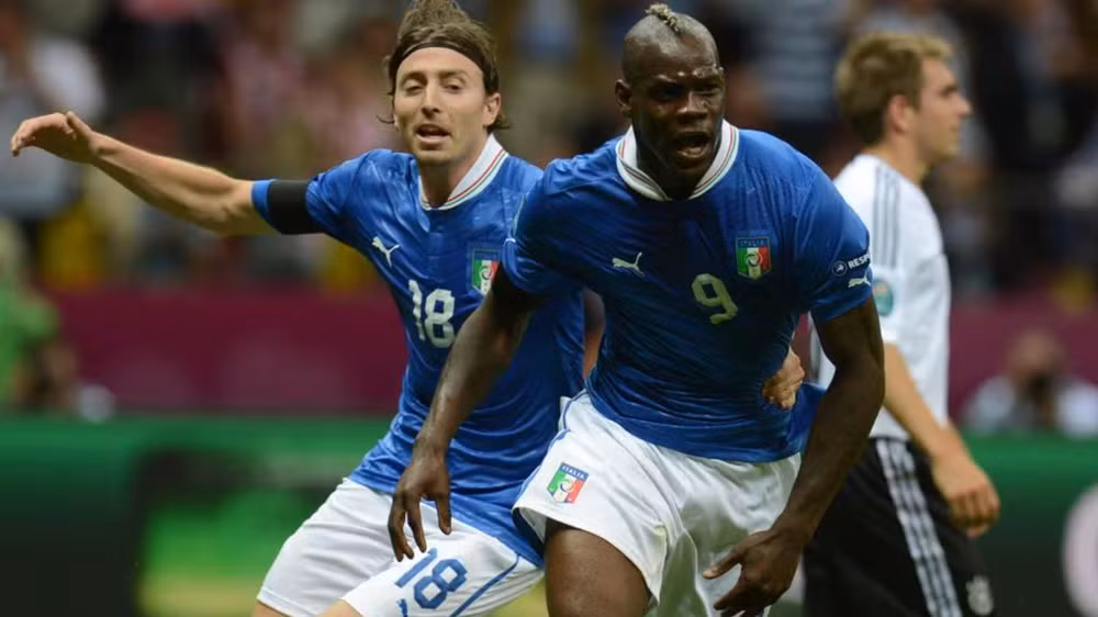 Mario Balotelli lập cú đúp giúp Italia đánh bại Đức ở bán kết EURO 2012. (Ảnh: Getty Images)