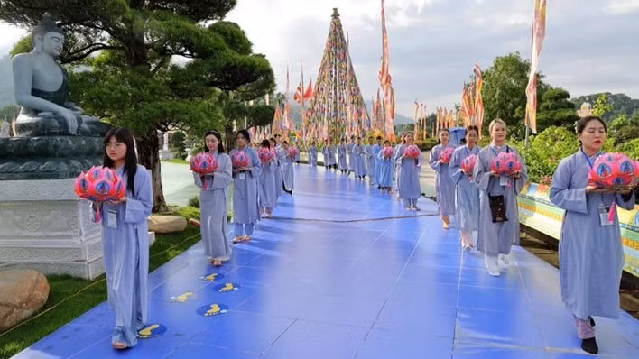 Giới trẻ du xuân lễ Phật để khởi đầu năm mới an lành, ý nghĩa. 