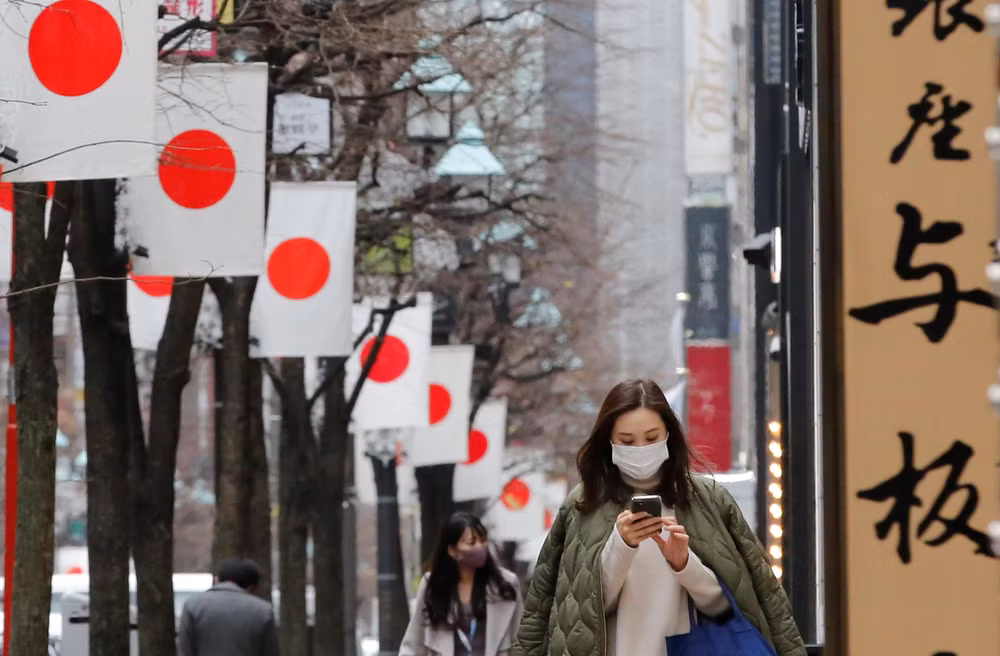 Người dân đeo khẩu trang phòng Covid-19 ở Tokyo, Nhật Bản. (Ảnh: Reuters)