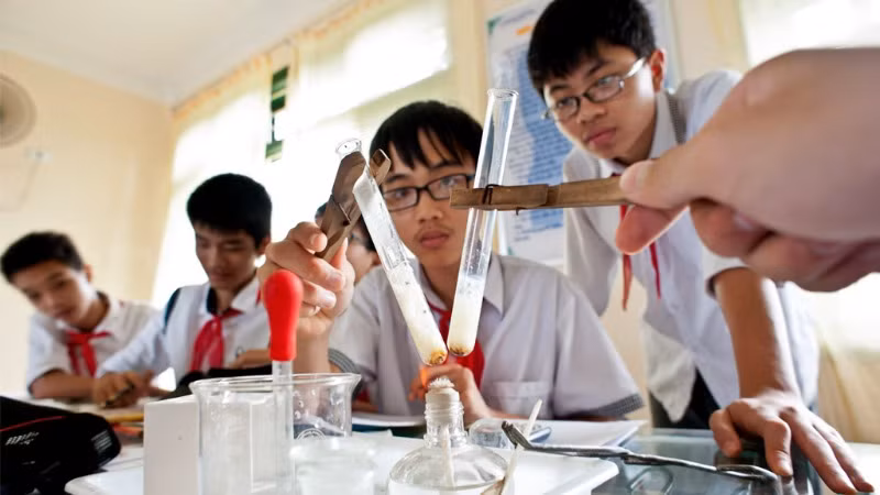 Học sinh lớp 9A, Trường trung học cơ sở Đồng Tiến, huyện Phổ Yên, tỉnh Thái Nguyên, thực hành trong phòng thí nghiệm được ADB tài trợ. (Ảnh minh họa: ADB) 