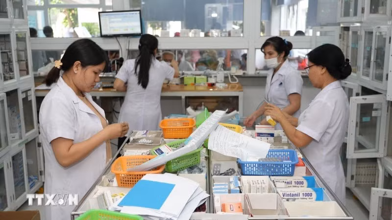 Cấp phát thuốc cho bệnh nhân. (Ảnh: TTXVN) 