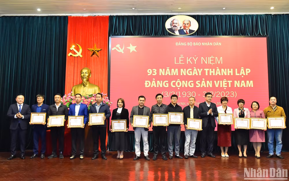 Trao Giấy khen của Đảng ủy Báo Nhân Dân cho các đảng viên có thành tích hoàn thành xuất sắc nhiệm vụ năm 2022. (Ảnh: THỦY NGUYÊN)
