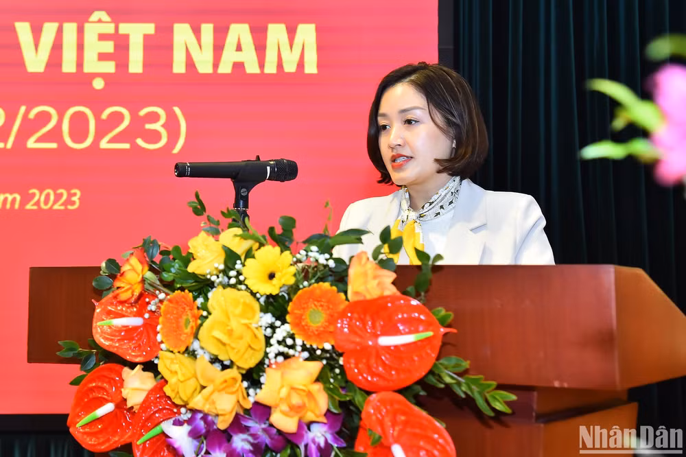 Đảng viên trẻ Nguyễn Thái Linh phát biểu ý kiến tại buổi lễ. (Ảnh: THỦY NGUYÊN)