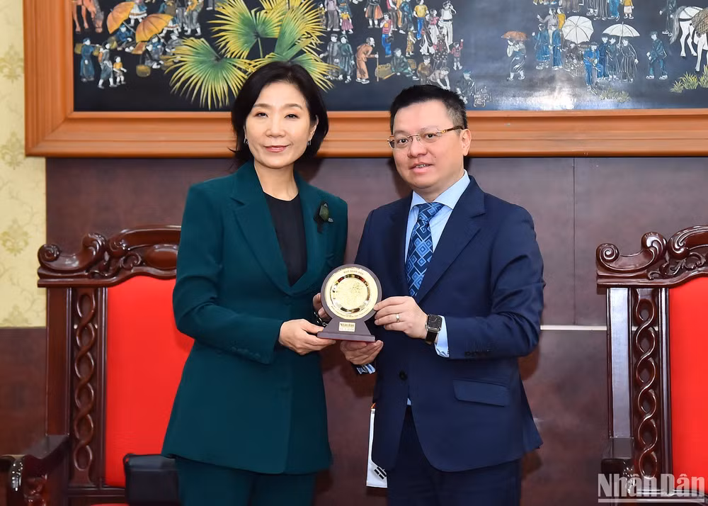 Tổng Biên tập Lê Quốc Minh tặng quà lưu niệm Đại sứ Hàn Quốc Oh Youngju. (Ảnh: THỦY NGUYÊN) Tổng Biên tập Lê Quốc Minh tặng quà lưu niệm Đại sứ Hàn Quốc Oh Youngju. (Ảnh: THỦY NGUYÊN)