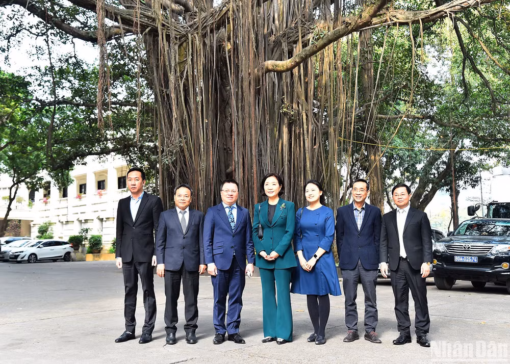 Tổng Biên tập Lê Quốc Minh, Đại sứ Hàn Quốc Oh Youngju cùng đại diện Báo Nhân Dân và Đại sứ quán Hàn Quốc tại Việt Nam chụp ảnh lưu niệm bên gốc đa Hàng Trống. (Ảnh: THỦY NGUYÊN) Tổng Biên tập Lê Quốc Minh, Đại sứ Hàn Quốc Oh Youngju cùng đại diện Báo Nhân Dân và Đại sứ quán Hàn Quốc tại Việt Nam chụp ảnh lưu niệm bên gốc đa Hàng Trống. (Ảnh: THỦY NGUYÊN)