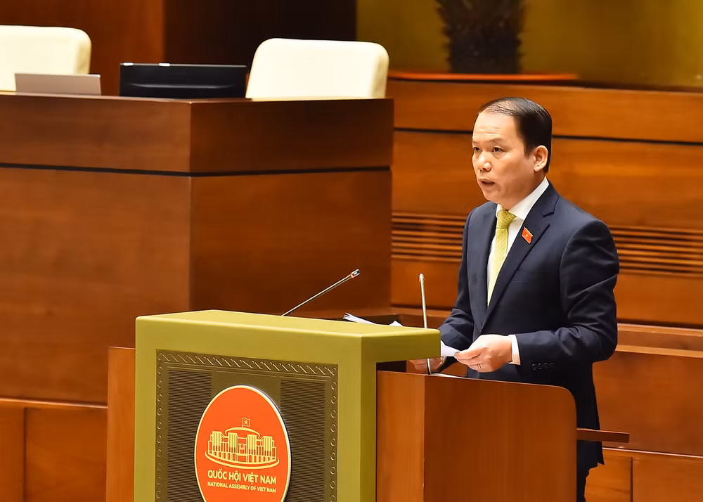 Chủ nhiệm Ủy ban Pháp luật của Quốc hội Hoàng Thanh Tùng trình bày Báo cáo thẩm tra dự án Luật Thủ đô. (Ảnh: THỦY NGUYÊN)